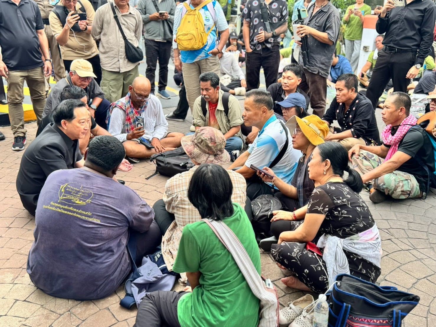 ‘มหาดไทย’ เผยไทม์ไลน์ หารือกลุ่ม P – MOVE มีเหตุกระทบกระทั่งกับอส. ก่อนพาส่งขึ้นรถกลับ