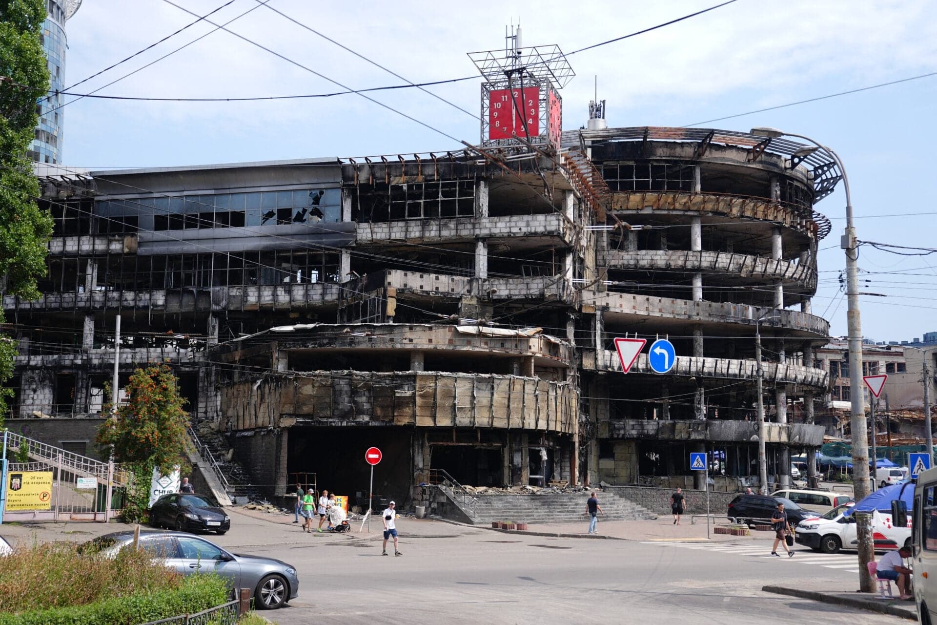 ยูเครนโจมตีโรงกลั่นน้ำมันรัสเซีย มอสโกโจมตีคืนใส่สถานีรถไฟและเรือ
